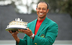 老虎伍茲逆轉勝王者再臨  爽穿美國名人賽綠夾克