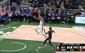 NBA／罰球線起跳暴扣！字母哥變態體能震驚全場(影)