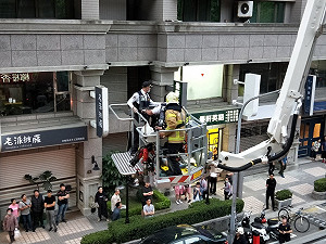 (影) 男童墜落遮雨棚  消防局出動6車14人搶救送醫