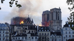 (影)聖母院遭火光蠶食  巴黎人無語凝視痛在心