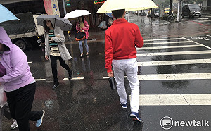 快訊》雨彈偷襲北台灣！苗栗以北 慎防午後雷雨