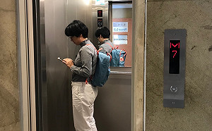 電梯裡為何要裝設鏡子？專家曝「真正用途」：超暖心！