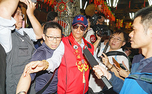 快訊》郭台銘板橋慈惠宮參拜 幾確定參選2020
