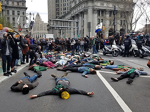 倫敦爆發英版佔中運動  塗膠水黏列車癱55萬人交通