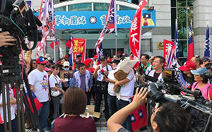 韓粉突襲！遞6萬份挺韓連署 籲「徵召式民調」推最強人選