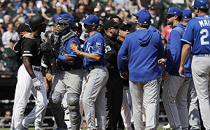 MLB／開轟甩棒動作太狂被砸　白襪皇家爆衝突清空板凳(影)