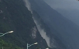 快訊》(影)花蓮規模6.1地震 直擊花蓮崇德山區岩壁崩落