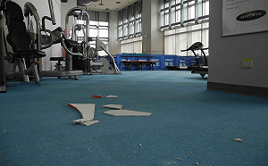 新北地震5人輕傷  市政府32樓體適能中心2塊隔板砸落