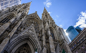 想幹嘛？  美大學講師帶汽油桶與打火機闖紐約教堂