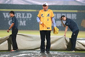 中華職棒／今年台北市首場職棒賽　柯文哲冒雨開球全濕透