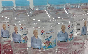 造神?全中運飲用水印韓國瑜照  教育局:市政會議通過