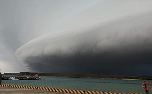 影／颮線驚恐來襲　澎湖民眾拍得氣象奇觀