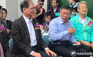 同台互動熱絡  游錫堃告訴柯P：若參選會很辛苦