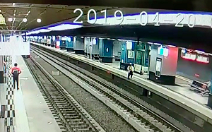 (影)驚險！弱視老翁摔落月台  台鐵人員即刻救援