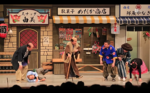 代言G20高峰會！安倍在吉本新喜劇軋一角 近千觀眾驚喜