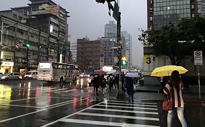 雨具別離身！水氣移入台中以北降雨機率高
