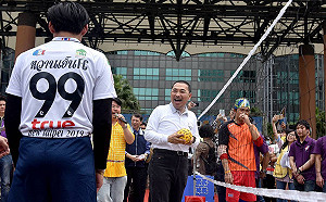 藤球爭霸 浴佛灑淨 新北市民廣場今熱鬧泰國風