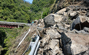 復興山區落石坍方台七線交通中斷  13:25搶通