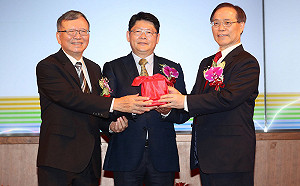 中華電董事長交接！謝繼茂走馬上任  鄭優功成身退