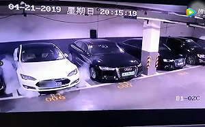 轟！特斯拉「自燃」　燒到只剩車體框架