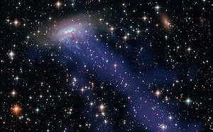 好美！神秘星系新發現　藍光「水母」漂浮外太空