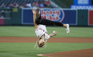 (影)超正體操美女「後空翻」開球！美國鄉民暴動喊「結婚」