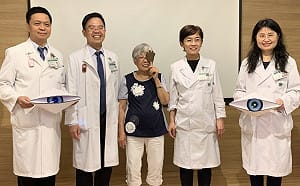 沒遮眼卻「一片黑」！婦與孫玩遊戲竟發現視神經長瘤