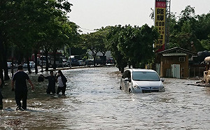 （影）高雄大晴天竟然做大水？ 車在路上遭淹場景驚人