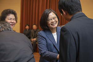 接見長老教會牧師  蔡英文引聖經「趁著有光的時候行走」共勉