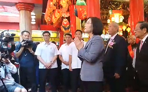 （影）「三月瘋媽祖」 蔡英文訪松山慈祐宮：跟隨媽祖的精神