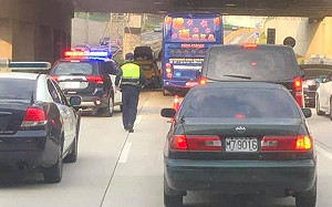 遊覽車.多輛小客車連環追撞  國2機場支線大回堵