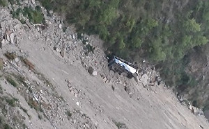 印度喜馬拉雅山區巴士墜深谷 至少10死多人傷