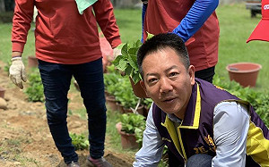 參選立委首掛車輪牌  彰化縣議員張瀚天：中生代該站出來了