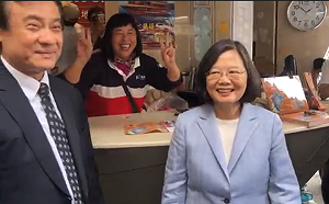 （影）日月潭店家肯定暖冬補助  民眾對蔡英文喊：我這票是妳的