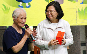 蔡總統訪陳綢兒少家園 承諾解決青農提問