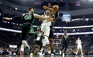 NBA／字母哥被蓋翻　公鹿首戰遭綠軍痛扁22分(影)