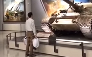 白衣男子擋坦克致敬六四？抖音影片「坦克人」瘋傳