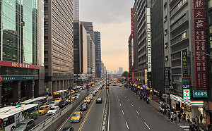 搶拍懸日亂象！人潮擠爆忠孝橋　行人衝到馬路狂拍照