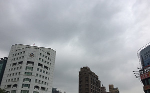 鋒面南移雨勢緩和！南台灣降雨機率高