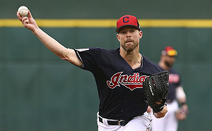 MLB／驚悚！慘遭百英哩強襲球吻  賽揚王牌克魯伯骨折