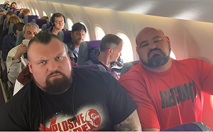 搭飛機遇到「2個浩克」　普通人被擠成肉餅