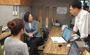 辣台妹也妥協！ 小英訪團購名人硬是得買10個防盜後背包