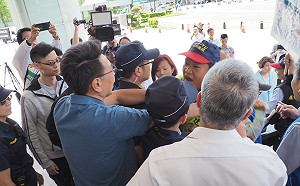 抗議桃市府調查偏頗　空服員抗議過程爆推擠