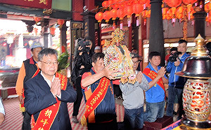 馬公城隍爺出巡繞境　報馬仔花俏喜感十足