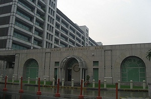 亞銀年會 日本與中國為低利貸款資格角力