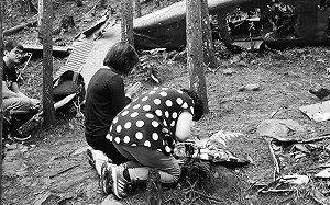 陸軍觀測機墜毀深山 飛官遺屬隔40年入山招魂