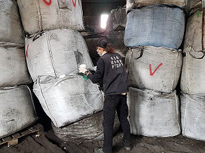 荒廢廠房堆上千包廢棄物  屏縣府查獲移送司法偵辦