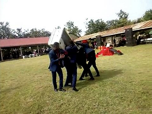 影／慘！送葬隊伍抬棺熱舞…一轉身「遺體飛出」全場嚇壞