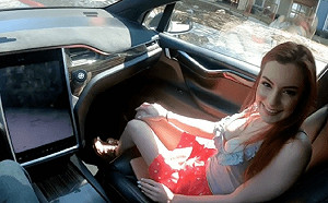她開啟自動駕駛在特斯拉上激情車震　自拍影片一炮而紅