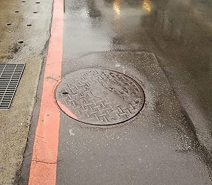 水溝蓋紅線「缺一角」逼瘋強迫症　背後用意原來是這樣